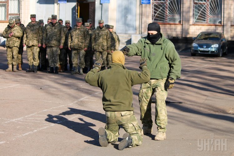 Показательное выступление военнослужащих перед призывниками на сборном пункте Черниговского областного военного комиссариата