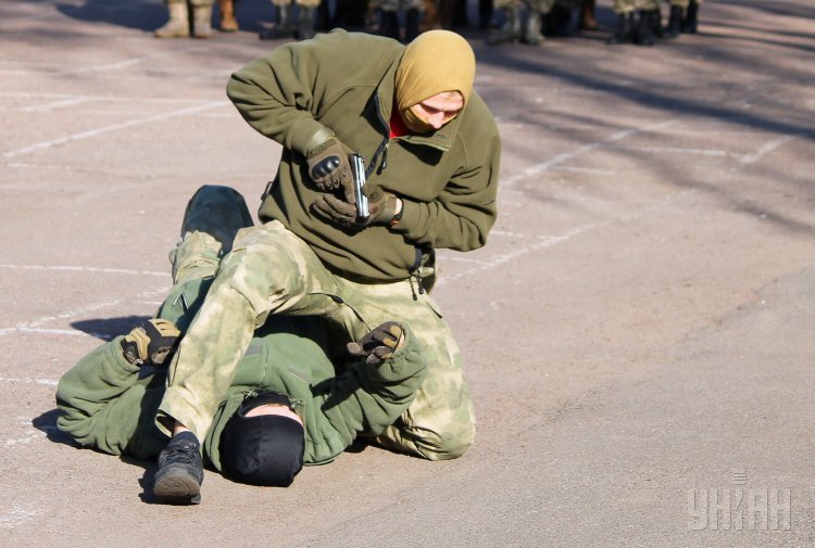Показательное выступление военнослужащих перед призывниками на сборном пункте Черниговского областного военного комиссариата