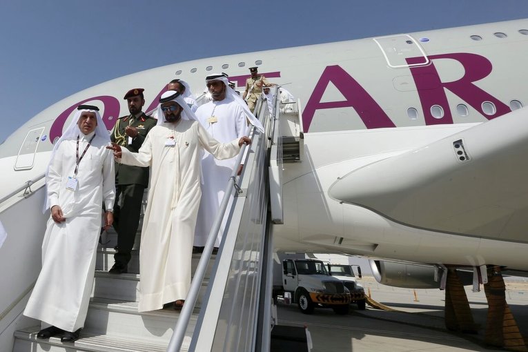Генеральный директор Qatar Airways Акбар Аль Бакер (слева) и премьер-министр, вице-президент ОАЭ, правитель эмирата Дубай Мохаммед ибн Рашид аль-Мактум на международной авиационно-космической выставке Dubai Airshow-2015