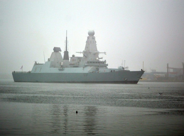 Ракетный эсминец Королевского ВМФ Великобритании Duncan в акватории Черного моря
