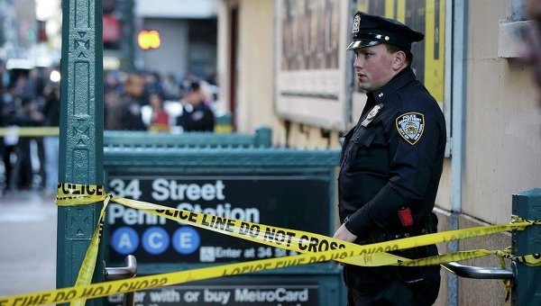 Полицейский Нью-Йорка на месте стрельбы в Нью-Йорке. Архивное фото