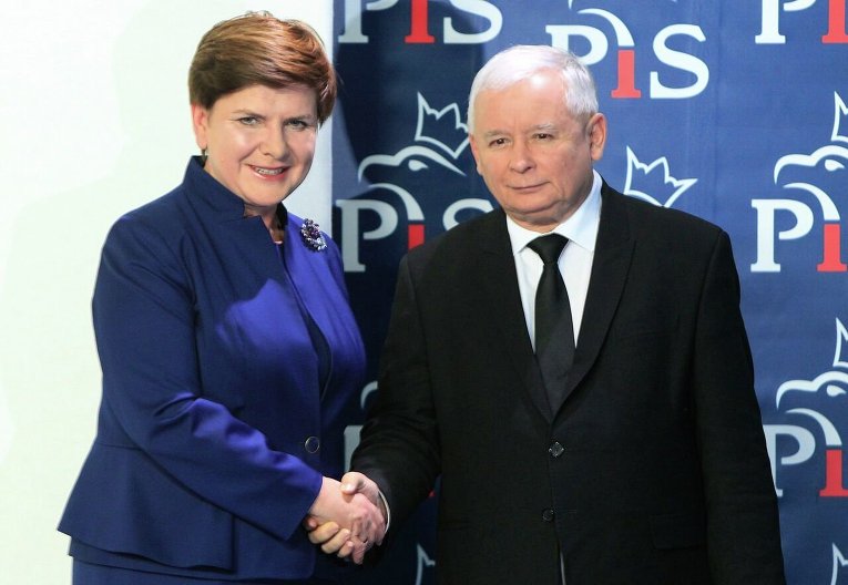 Лидер партии Закон и порядок Ярослав Качинский приветствует  нового премьера Польши Беату Шидло.
